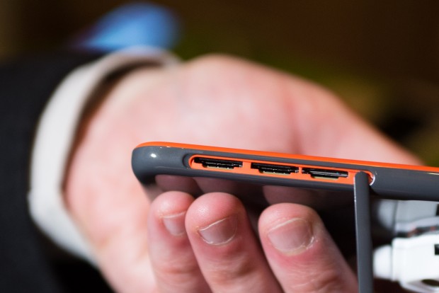 Desire 820 mit zwei SIM-Karten-Steckplätzen und einem Micro-SD-Karten-Slot (Bild: Fabian Hamacher/Golem.de)